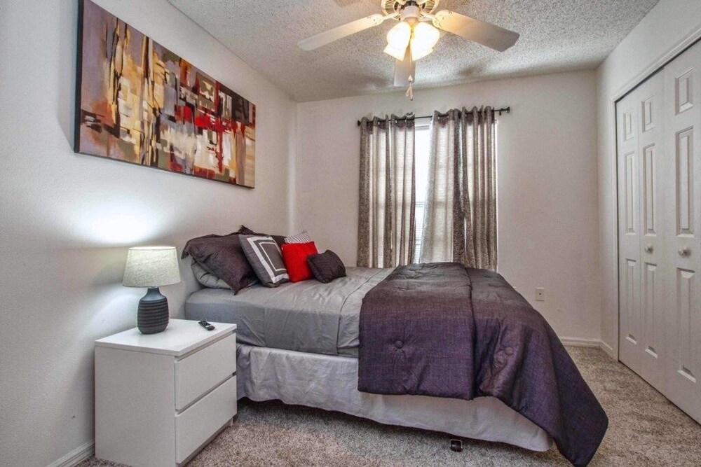 Beautiful Waterfront Home Close To Disney!large Spacious Layout, Pool & Wifi 4 Bedroom Home