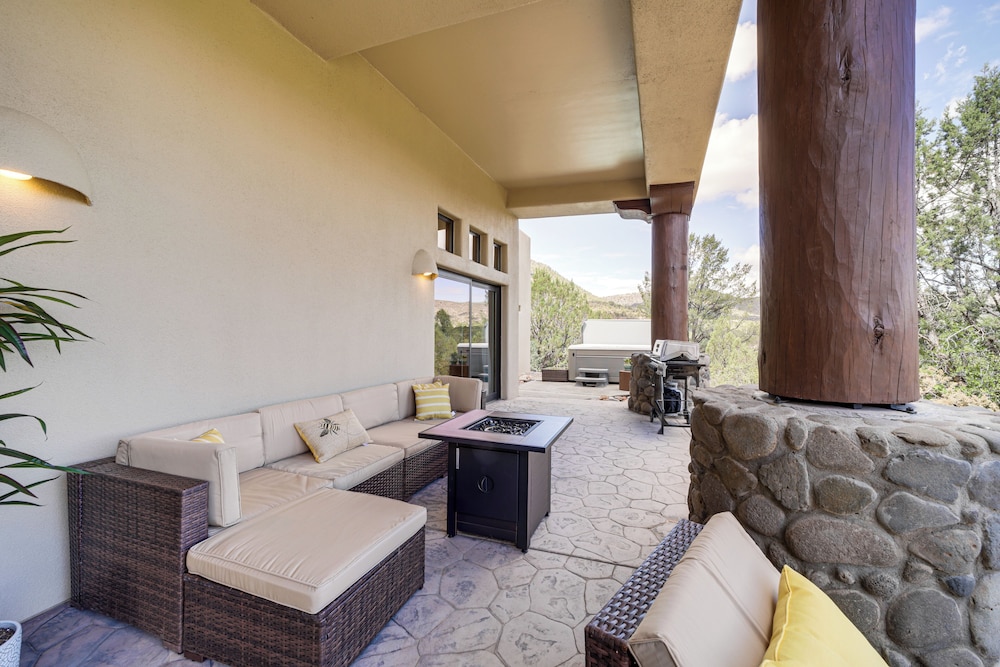 Hot Tub & Red Rock Views: Secluded Sedona Escape!
