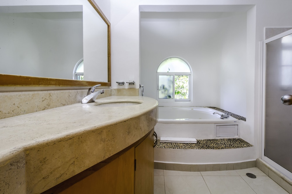 Spacious Villa With Beautiful Garden Sleeps 8 view 4