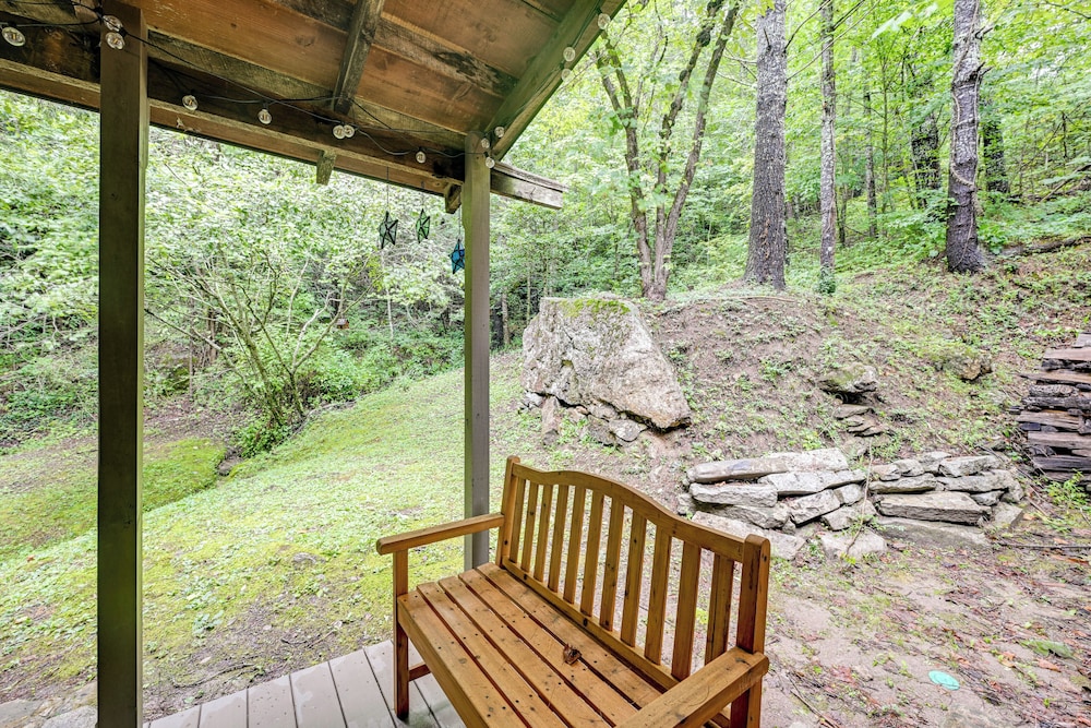 Trail Access & Tranquil Setting: Franklin Retreat!