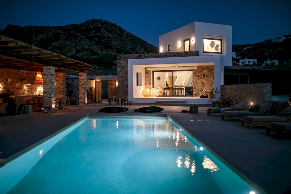 Villa Anamnisis With 5 Bedrooms and 5 5 Bathrooms