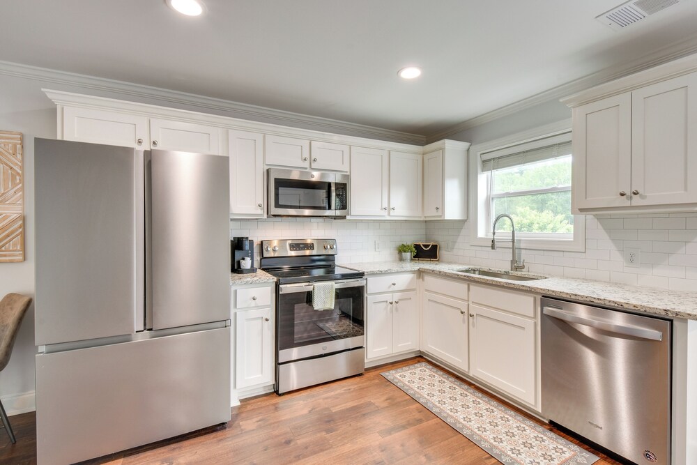 Steps to River + Shops: Downtown Helen Retreat!