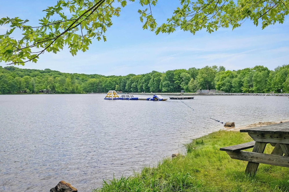 Atlas Point Lodge Sauna, Fireplaces, Kayaks, Lakes + Pet-friendly Yard