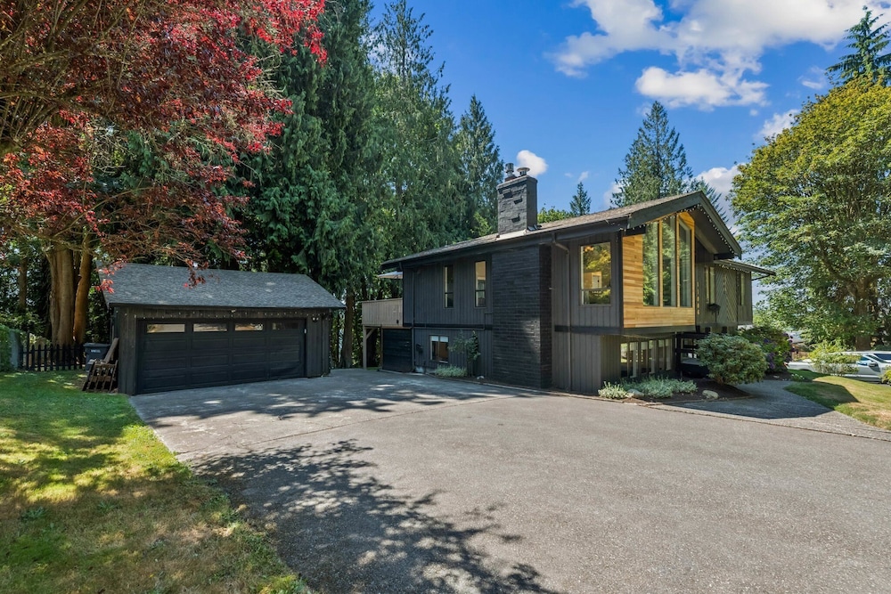 Modern Forest Escape Near Hikes & Lake 6 Bedroom Home