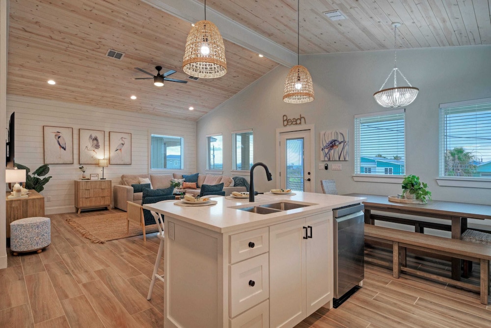 Pool, Firepit + Golf Cart Zone + Near Beach Looney Dunes by Avantstay