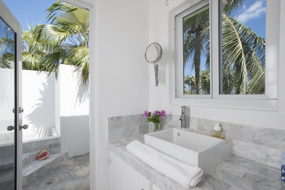 Dream Villa: Private Oasis Above Pink Sand Beach