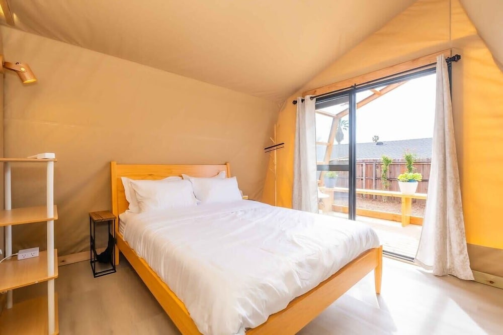 Urban Glamping Oasis: Comfort & Adventure Combined