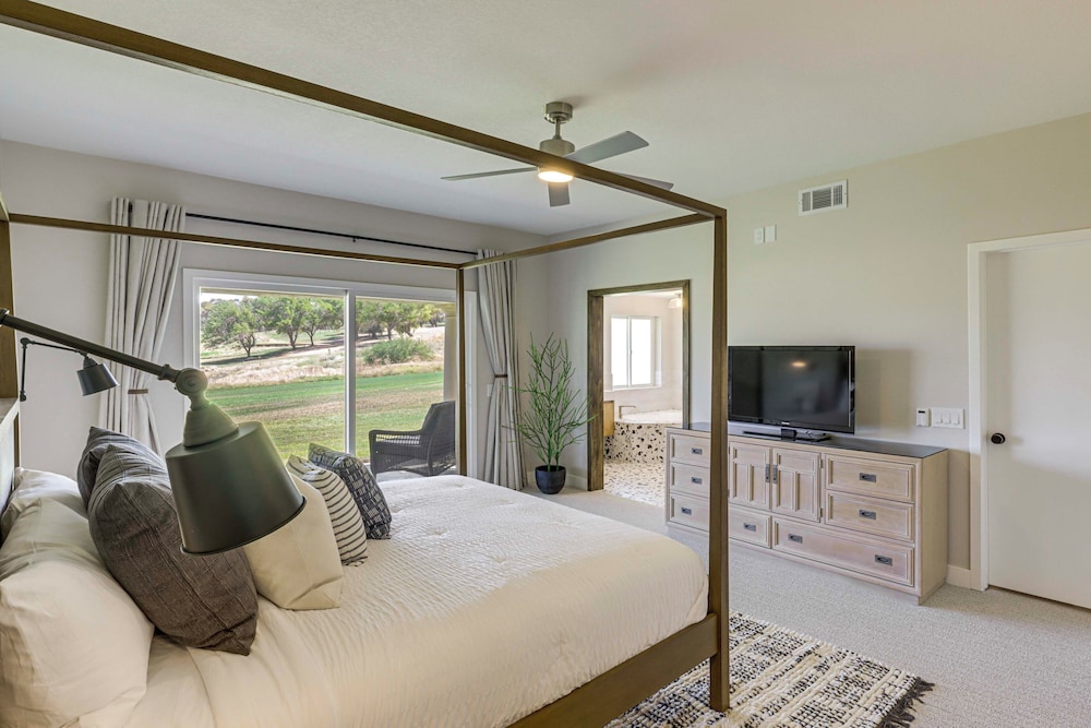 Palm Desert Golf Getaway w/ Views + Resort Perks