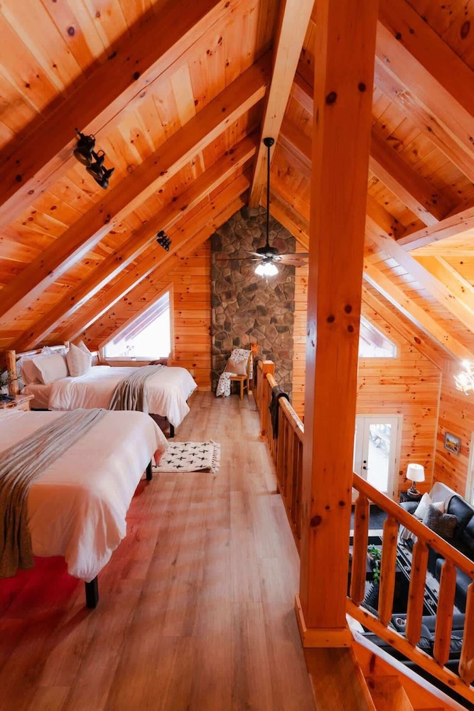 Sleeps 16! Luxury Cabin With Game Room & Hot Tub