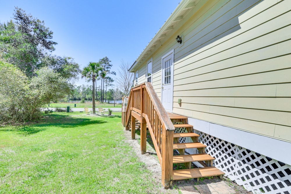Lovely Carrabelle Home w/ Lake Views & Pool Access view 2