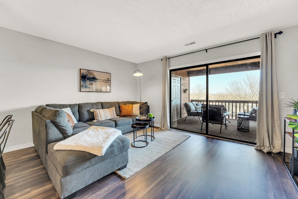 Bright Stylish Condo w/ Balcony