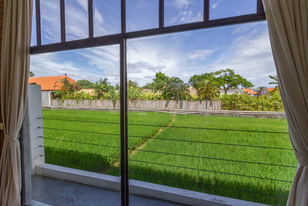 Villa Maje by Alfred in Bali - Tropical 3BD Villa w Pool Near Batu Belig Beach