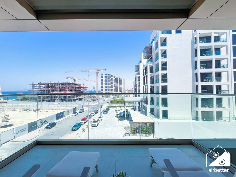 Luxury Beachfront 1BR on Palm Jumeirah & Balcony