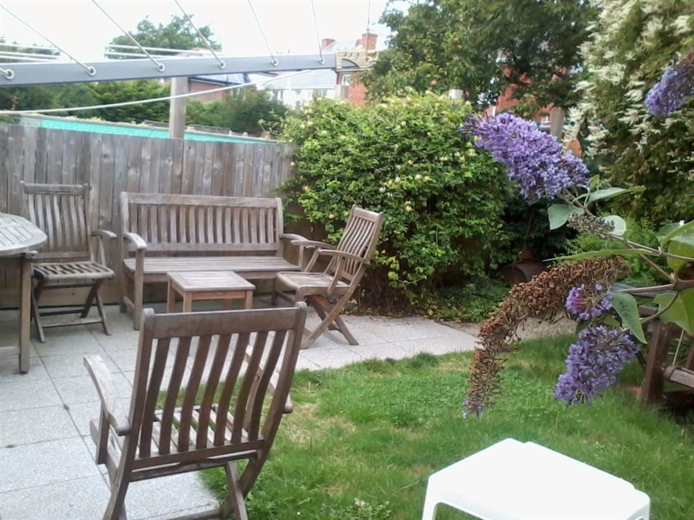 Barnes's Rest Bed & Breakfast & Caravan