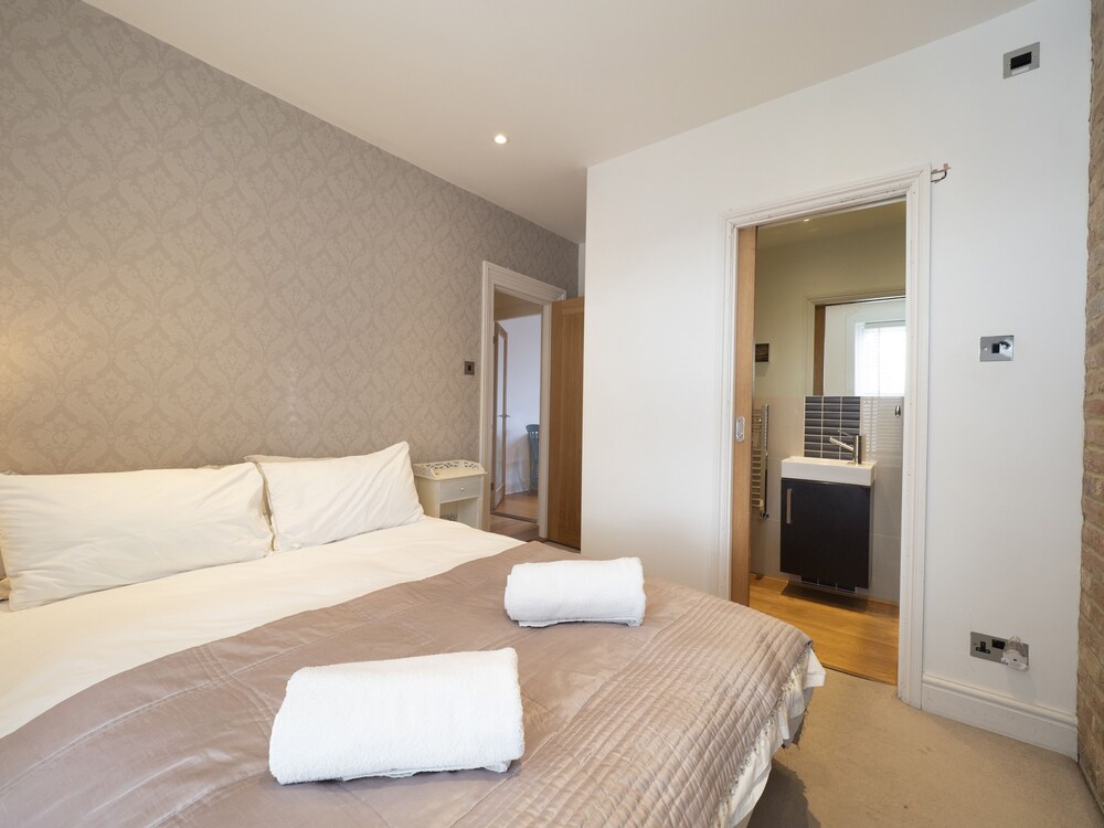 Sail Away - 2-Bed Apartment by the Beach view 5