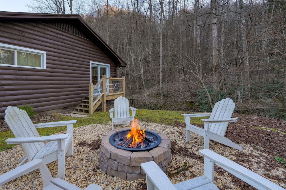 Creekside Haven Gatlinburg Escape by a Bubbling Creek Near Top Attractions