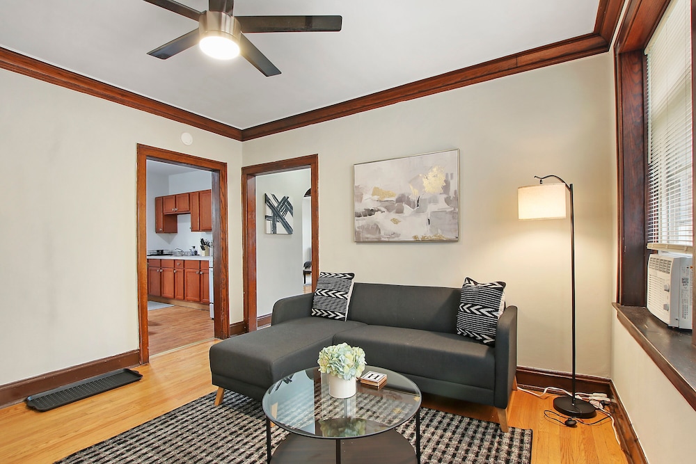 Inviting 2BR Apt - Fullerton 1B