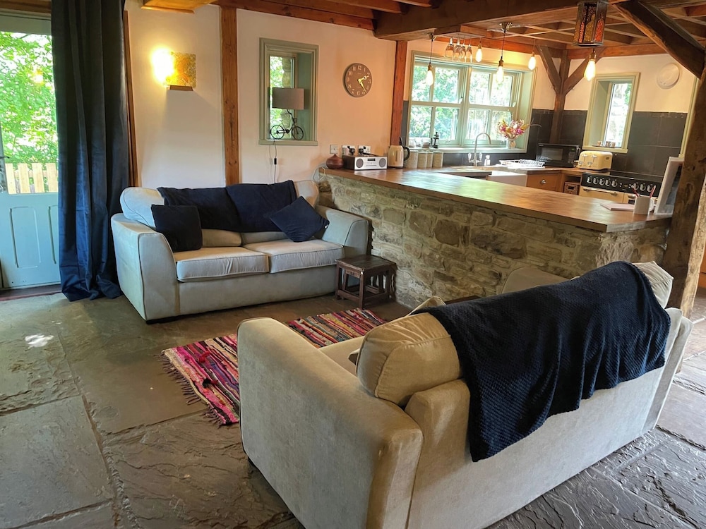 ๐ฟ Quaint Country Cottage With Valley Views, Dog-friendly & Horse-friendly