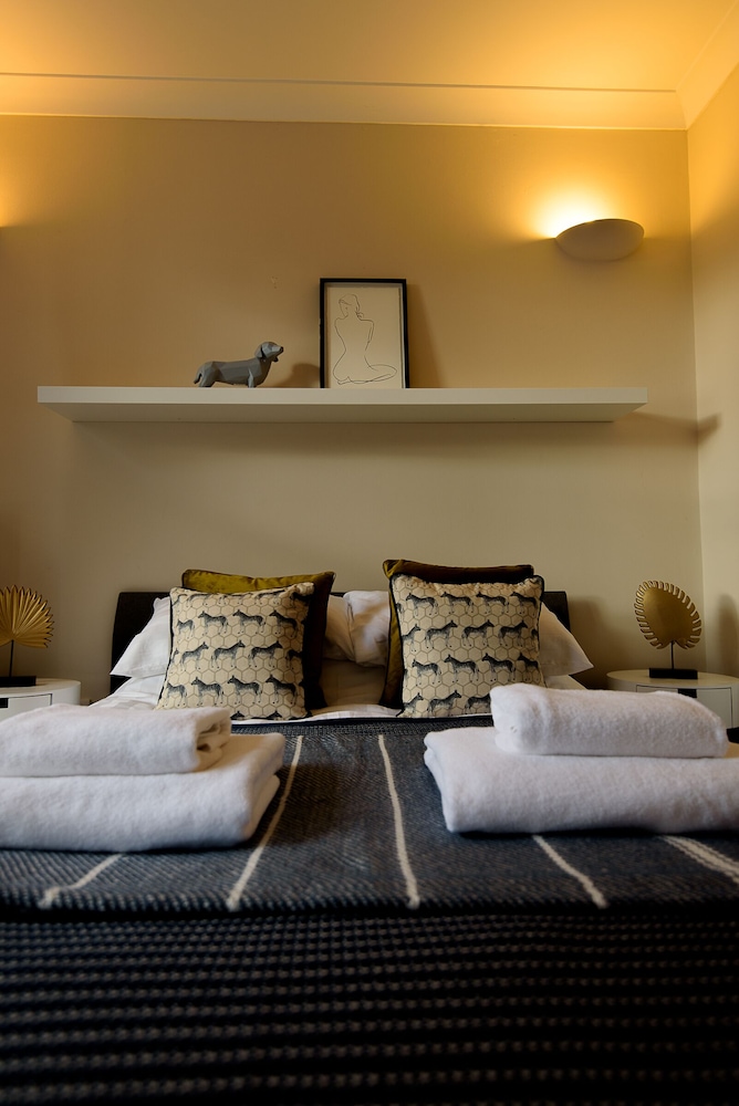 Karah Suites - Parliament Street view 4