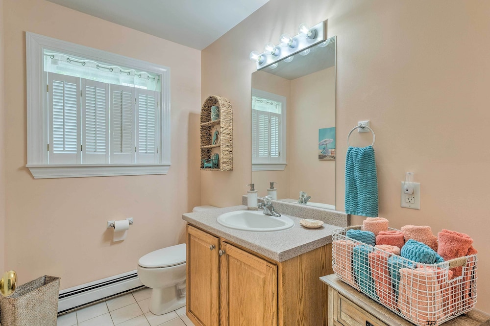 South Kingstown Vacation Rental: 2 Mi to Beach!