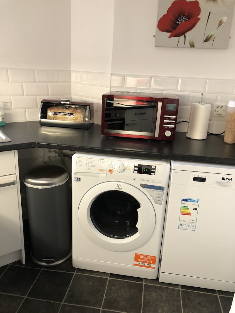 Large Apartment GLA Airport view 4