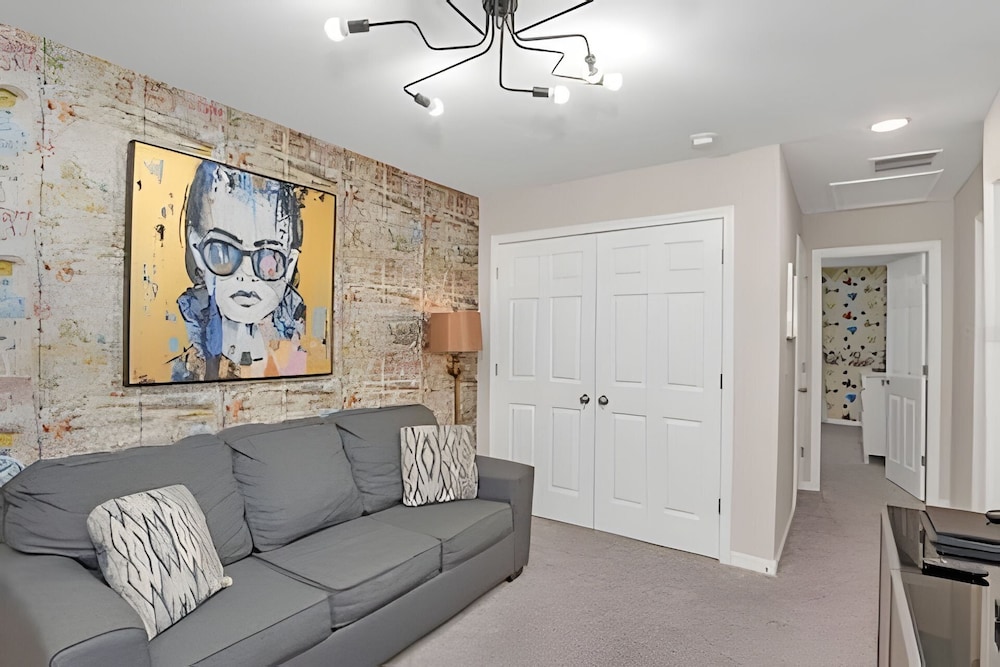 Luxury 5-bed Home With Private Splash Pool