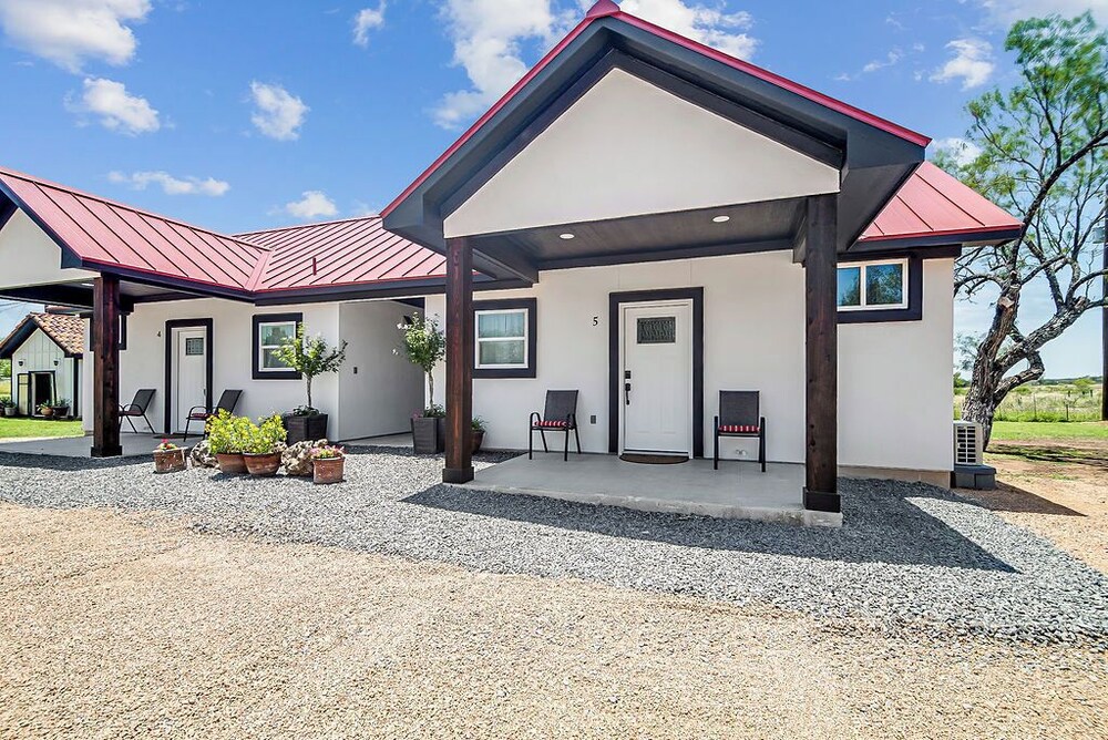 Pet Friendly W/hot-tub-six Minutes to Downtown!