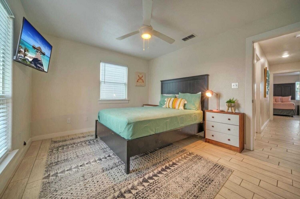 Sleeps 20! 2 Homes Near the Beach, Private Pools, Gameroom, Large Family Retreat