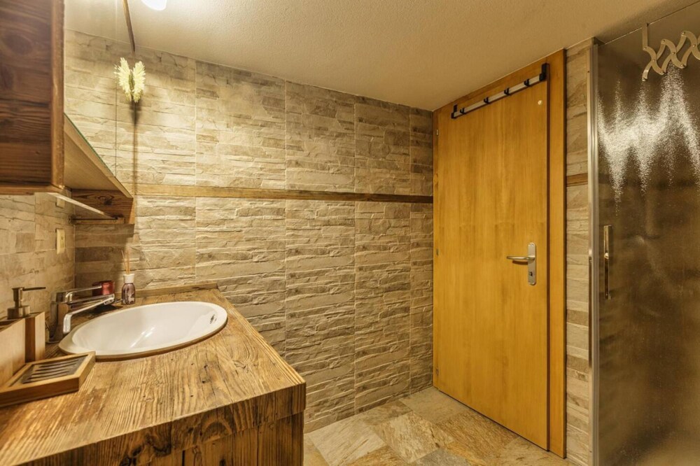 Beautiful Apartment Under Owners Chalet
