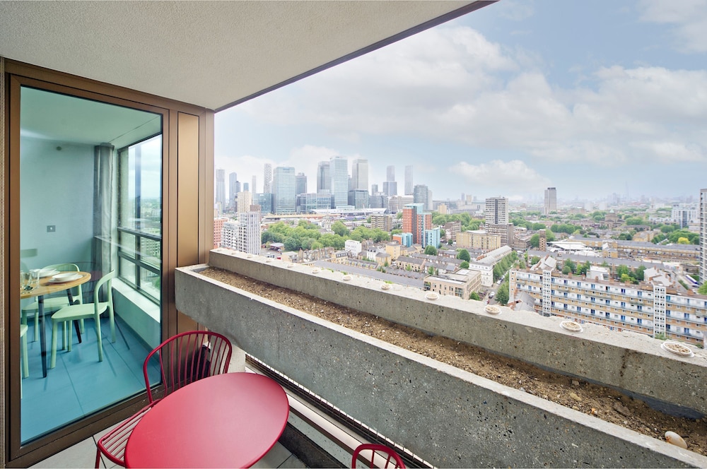 Stunning Two-bedroom Poplar Flat With City Views