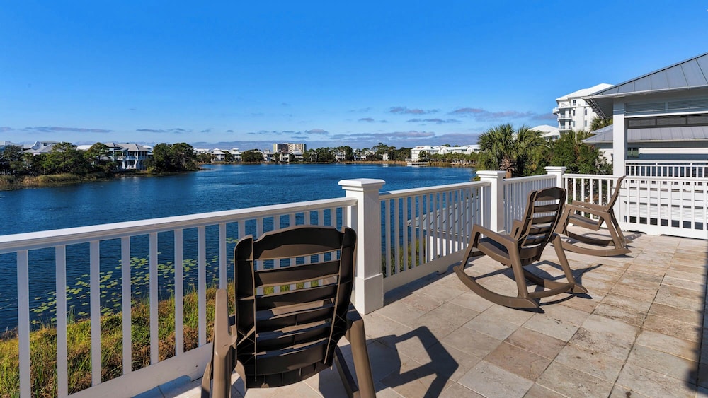 Lakefront Haven in Carillon Beach