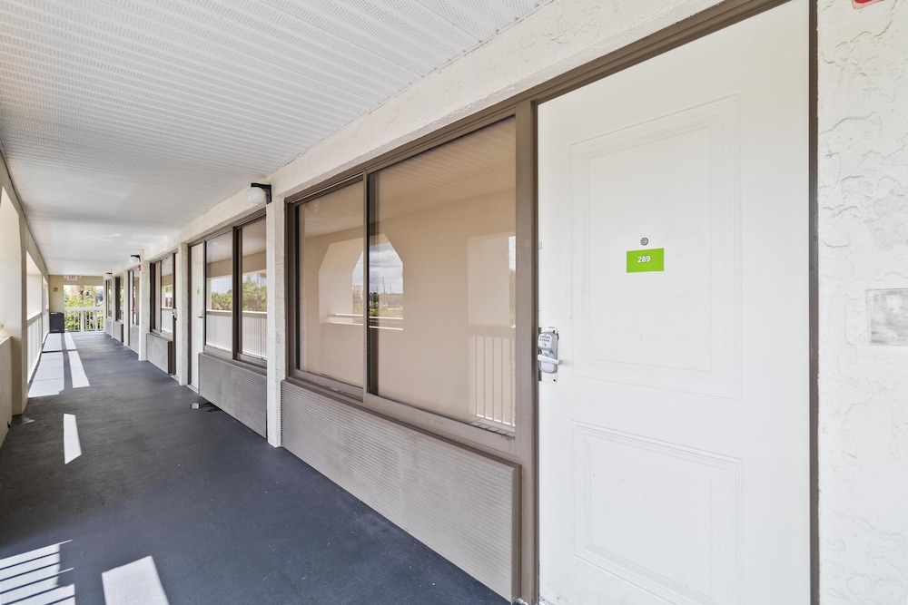 1/1 Condo-hotel With Double bed and Community Pool Miles From Disney! view 4