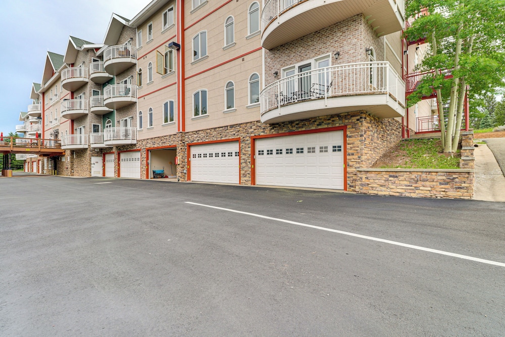 2 Mi to Angel Fire Resort: Luxury Condo w/ Balcony