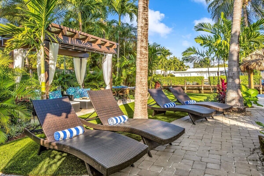 New Waterfront Oasis, Minutes to Beach, Eats, Shops