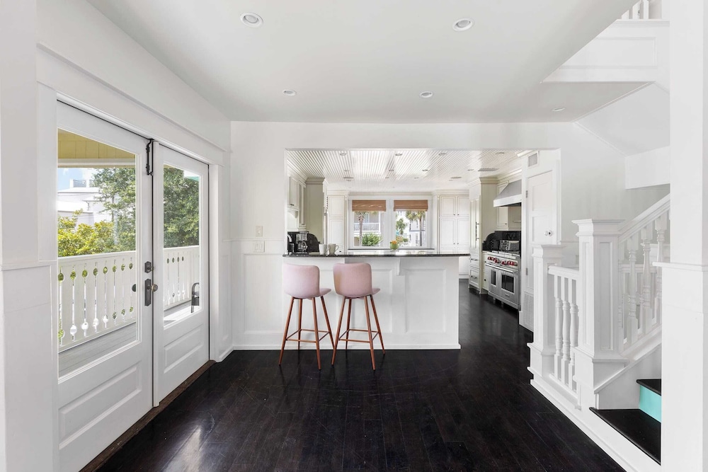 Luxe Villa Near Beach, Pool + Hottub, Chef's Kitchen Woodward Way by Avantstay