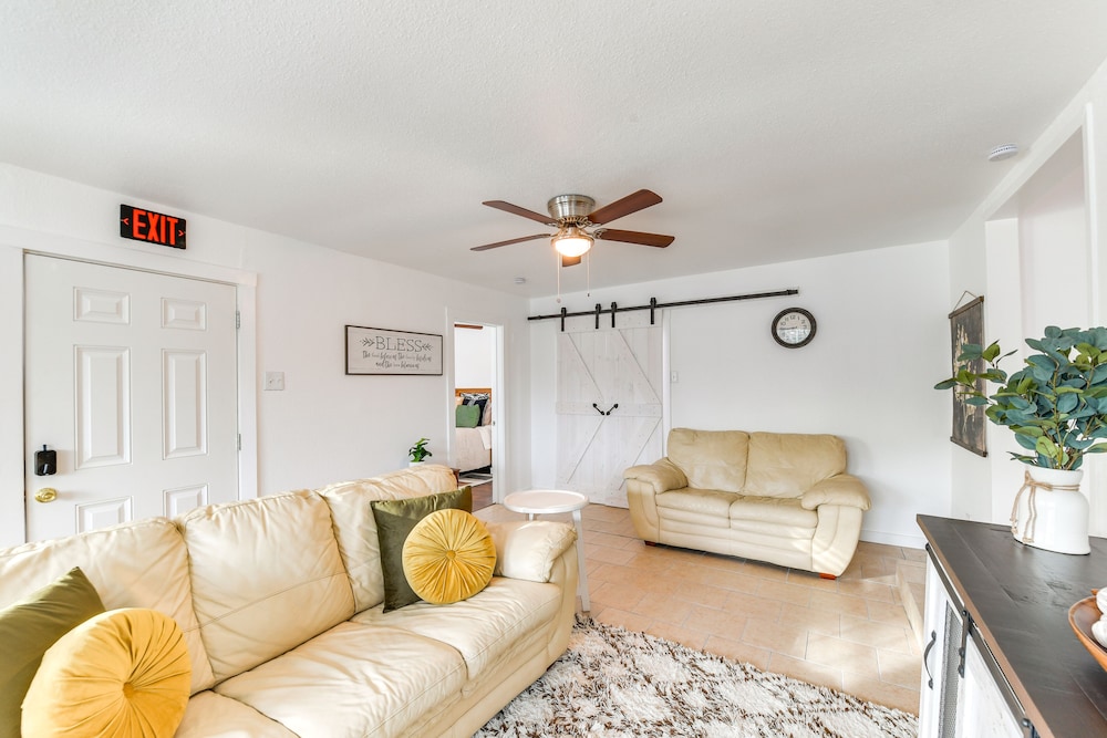 1 Mi to Dtwn Waco! Lovely Home w/ Fire Pit Table