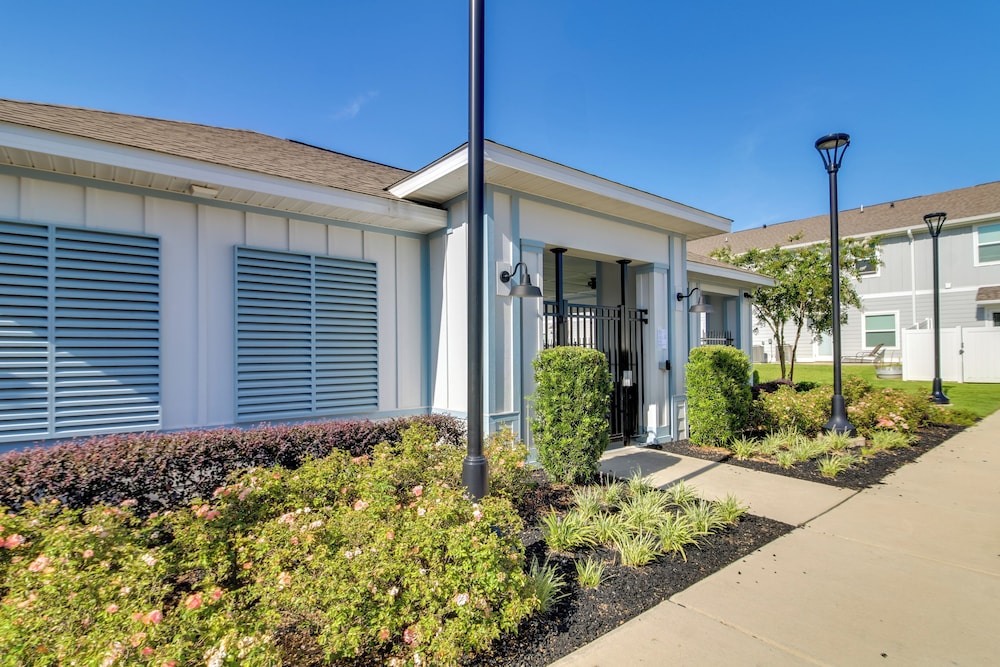 Pensacola Retreat w/ Pool Access, 20 Mi to Beach