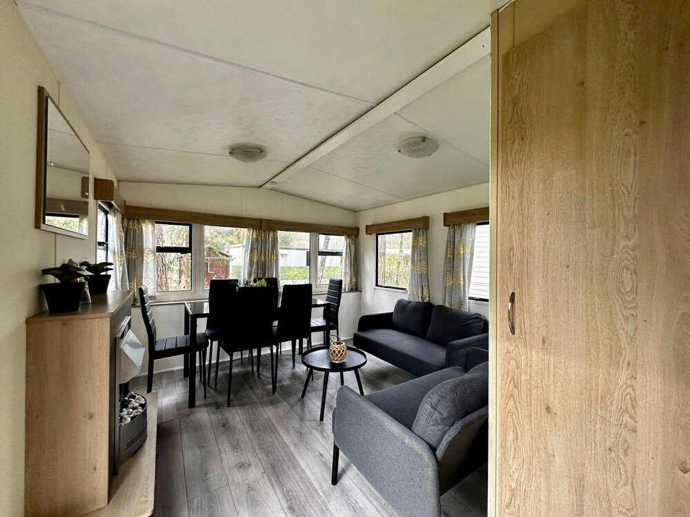 Residence With a Spacious Garden Located in a Child-friendly Park