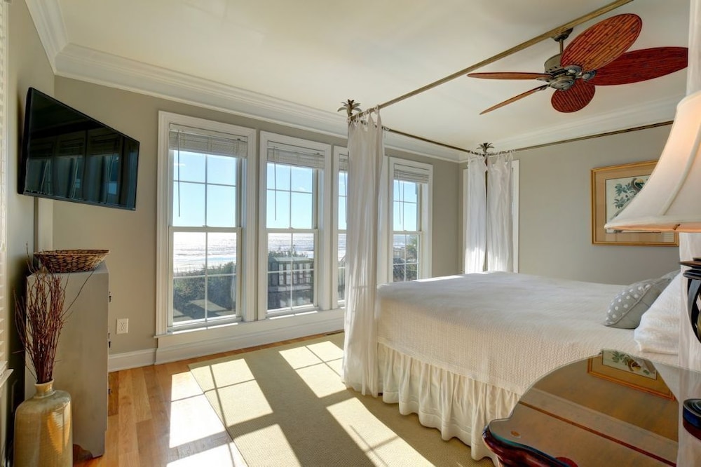 The Seventh Day 6 Bedroom Home by RedAwning