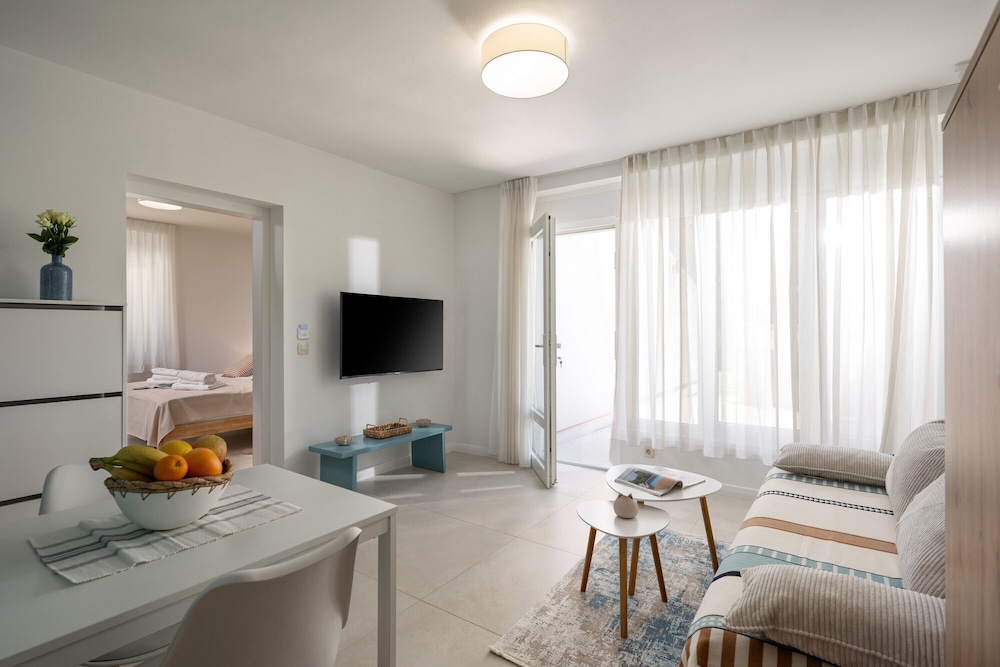Desamani 975 Apartments