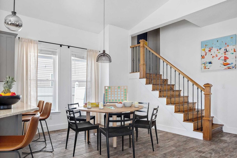 7bdr w/ Private Pool, Hot Tub, Fire Pit, Walk to Beach Tidal Wave by Avantstay