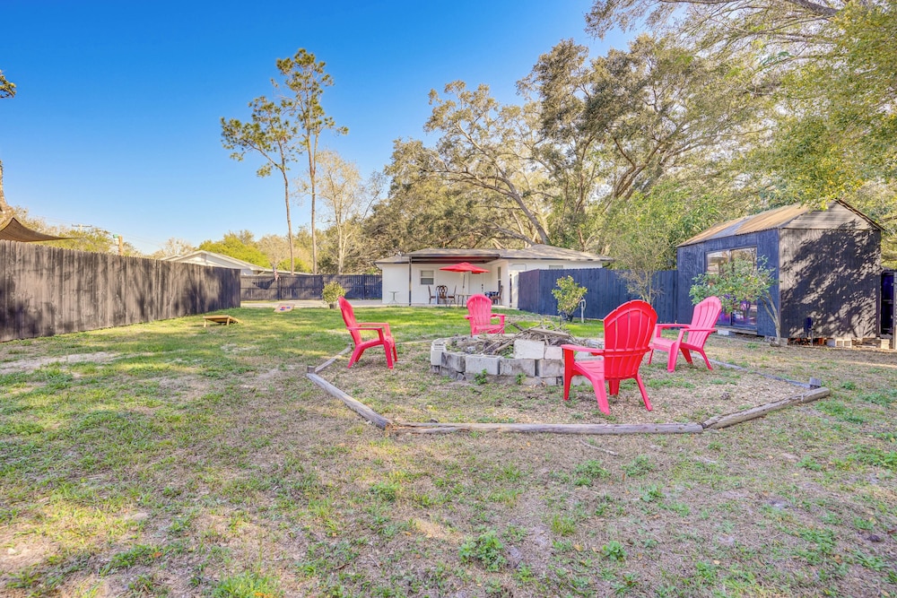 12 Mi to Dtwn Tampa: Vibrant Home w/ Outdoor Space