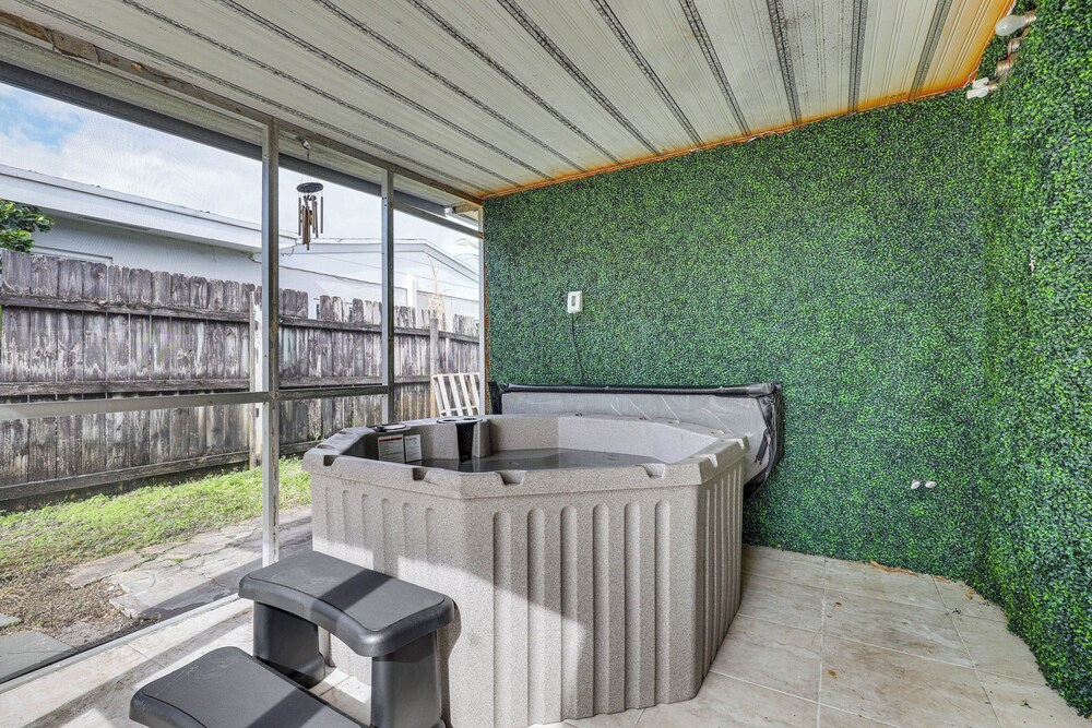 Hot Tub Haven: 4 Mi to Hard Rock Stadium!