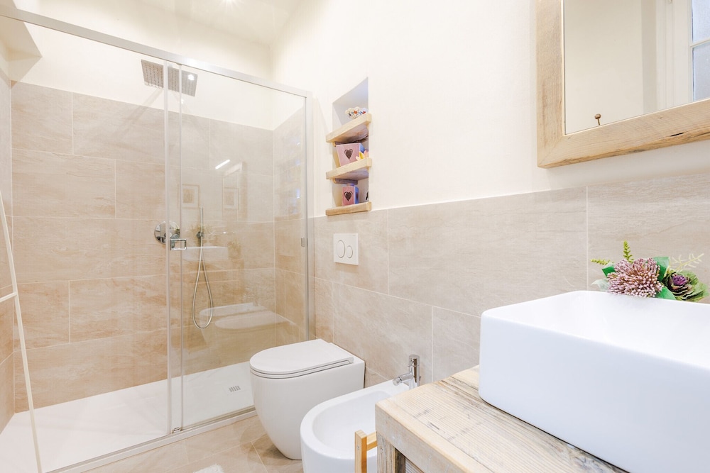 Casa Joyce in Lucca With 1 Bedrooms and 1 Bathrooms