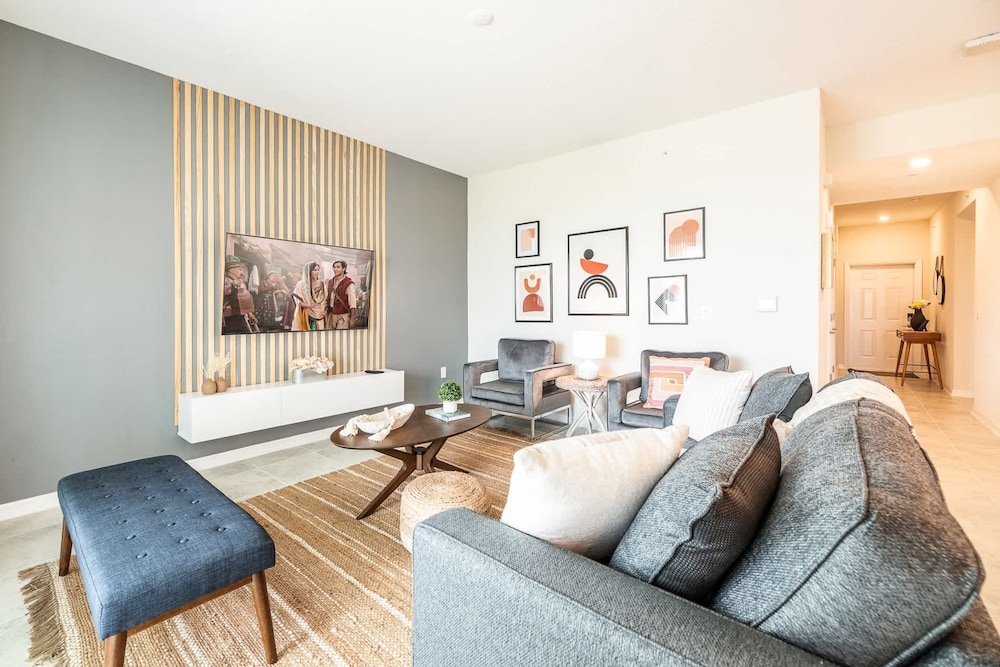 Chic 2bed Condo at Storey Lake Mickey Room