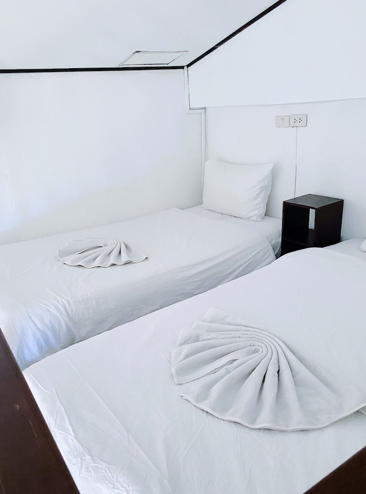 The Reef Hotel & Studios
