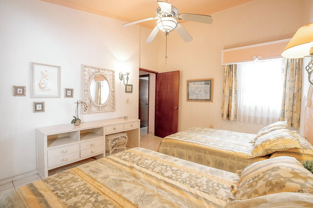 Playa Azul Apt with Sea views & Pool