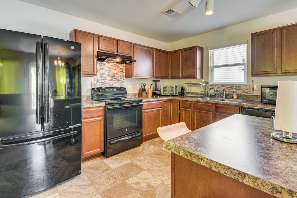 6 Mi to Atlanta Airport! Home w/ Furnished Patio