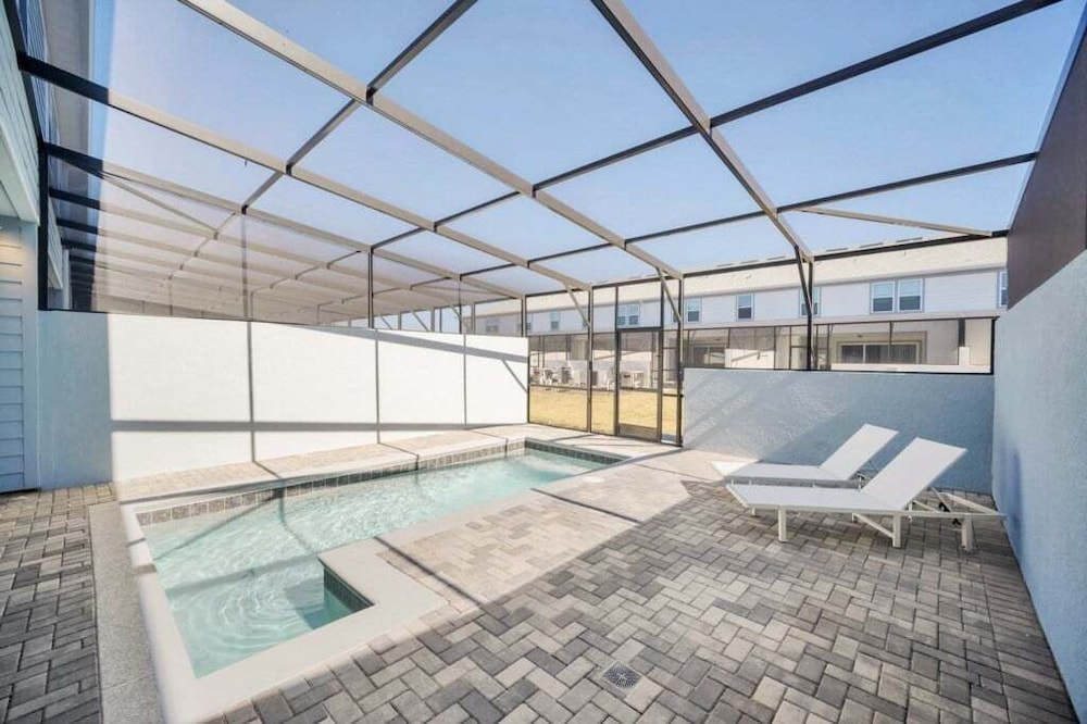 Luxury Home With Splash Pool 5 Bed Townhome! 5 Bedroom Townhouse