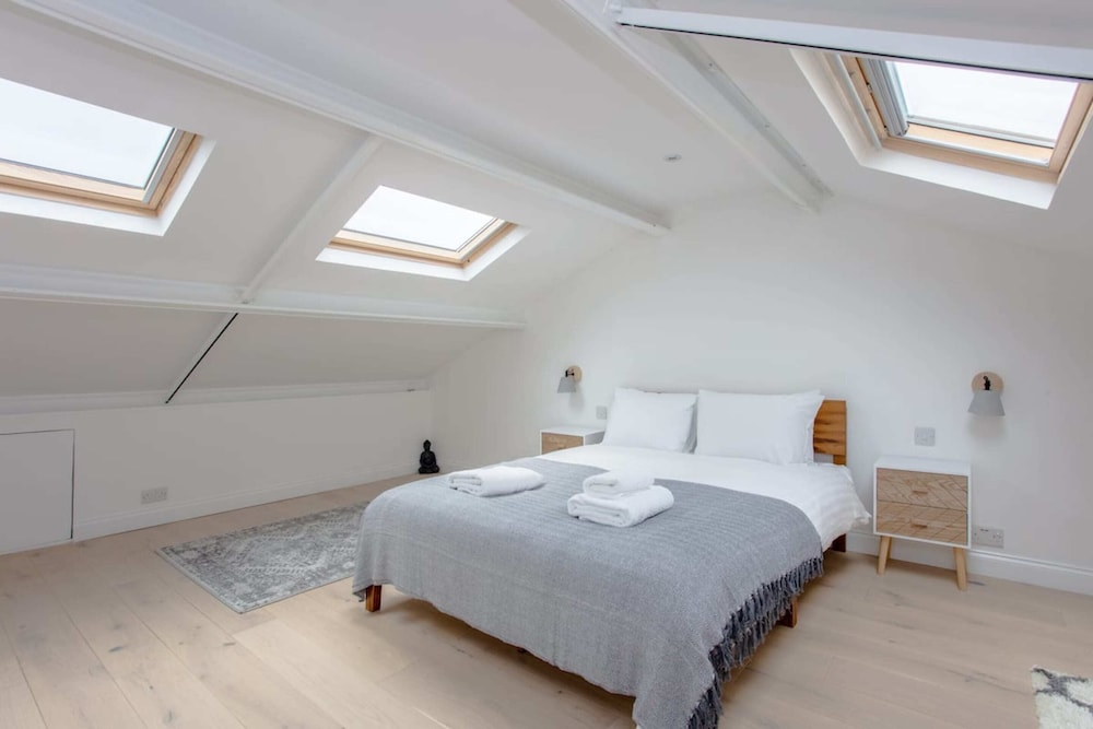 Spacious 3 Bedroom Apartment With Large Balcony